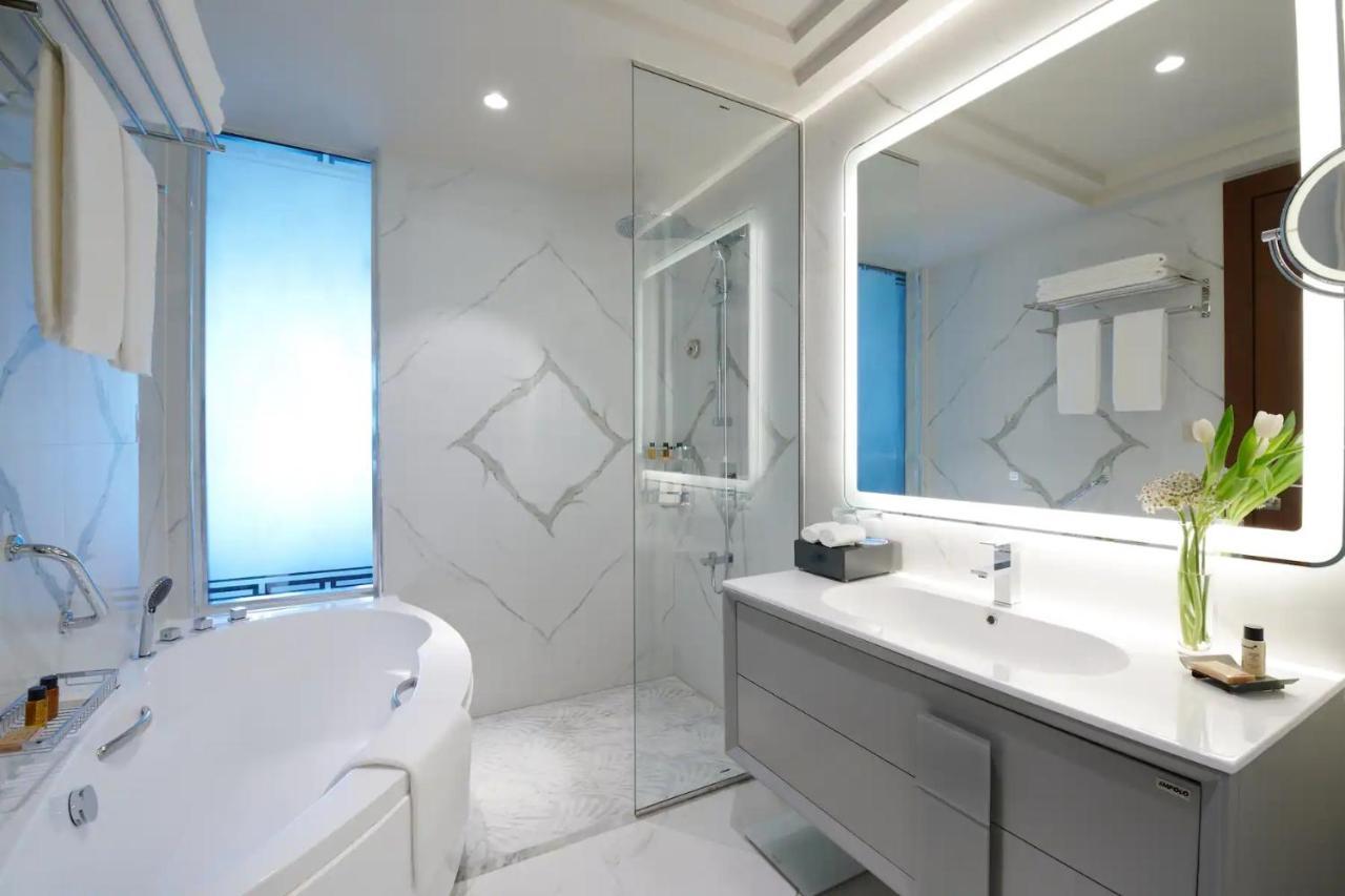 Wyndham Grand Doha West Bay Beach Luaran gambar Bathroom