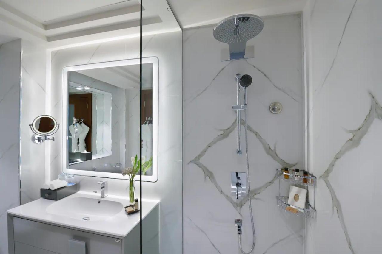 Wyndham Grand Doha West Bay Beach Luaran gambar Bathroom