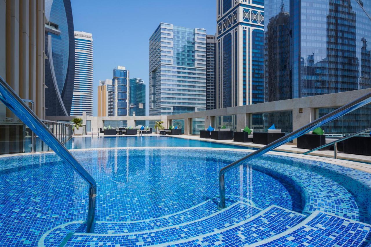 Wyndham Grand Doha West Bay Beach Luaran gambar The swimming pool at the hotel