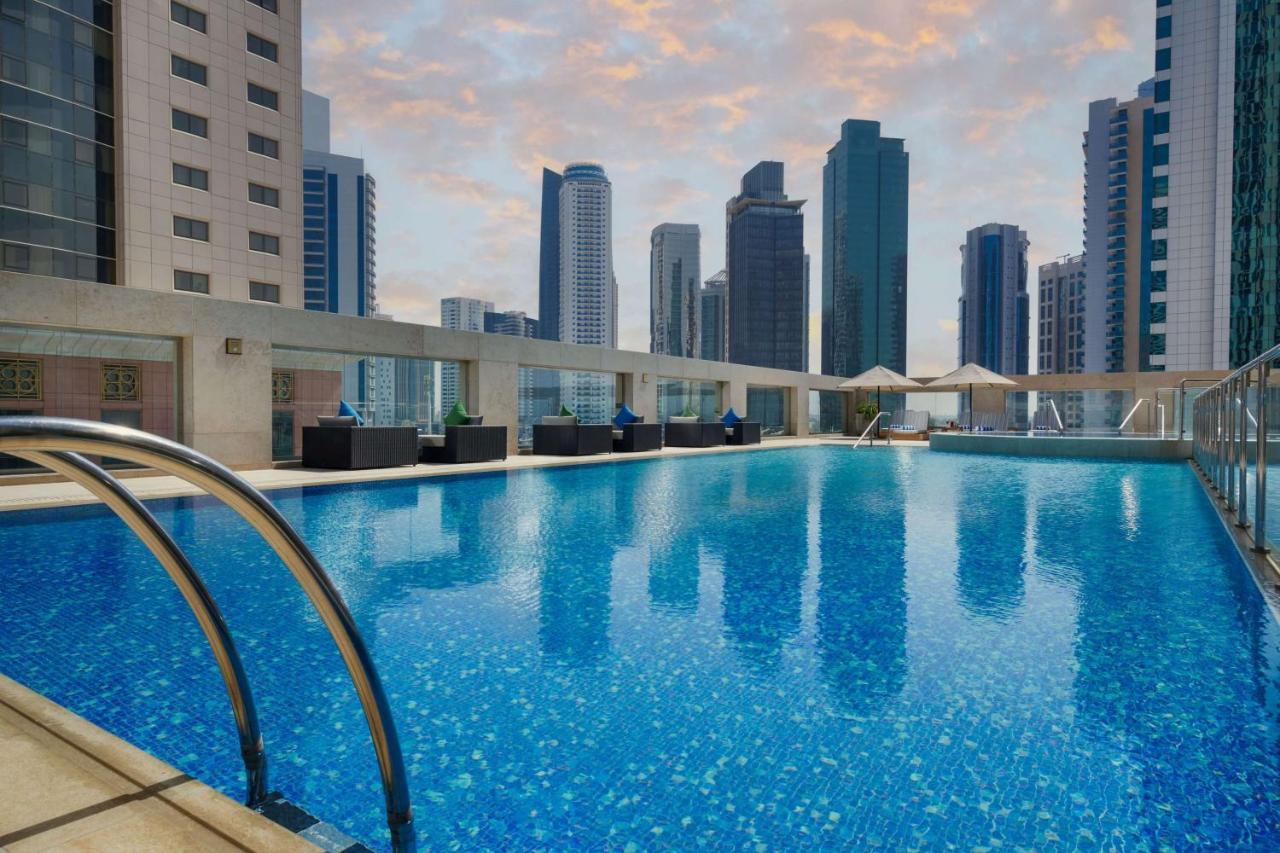 Wyndham Grand Doha West Bay Beach Luaran gambar The swimming pool at the hotel