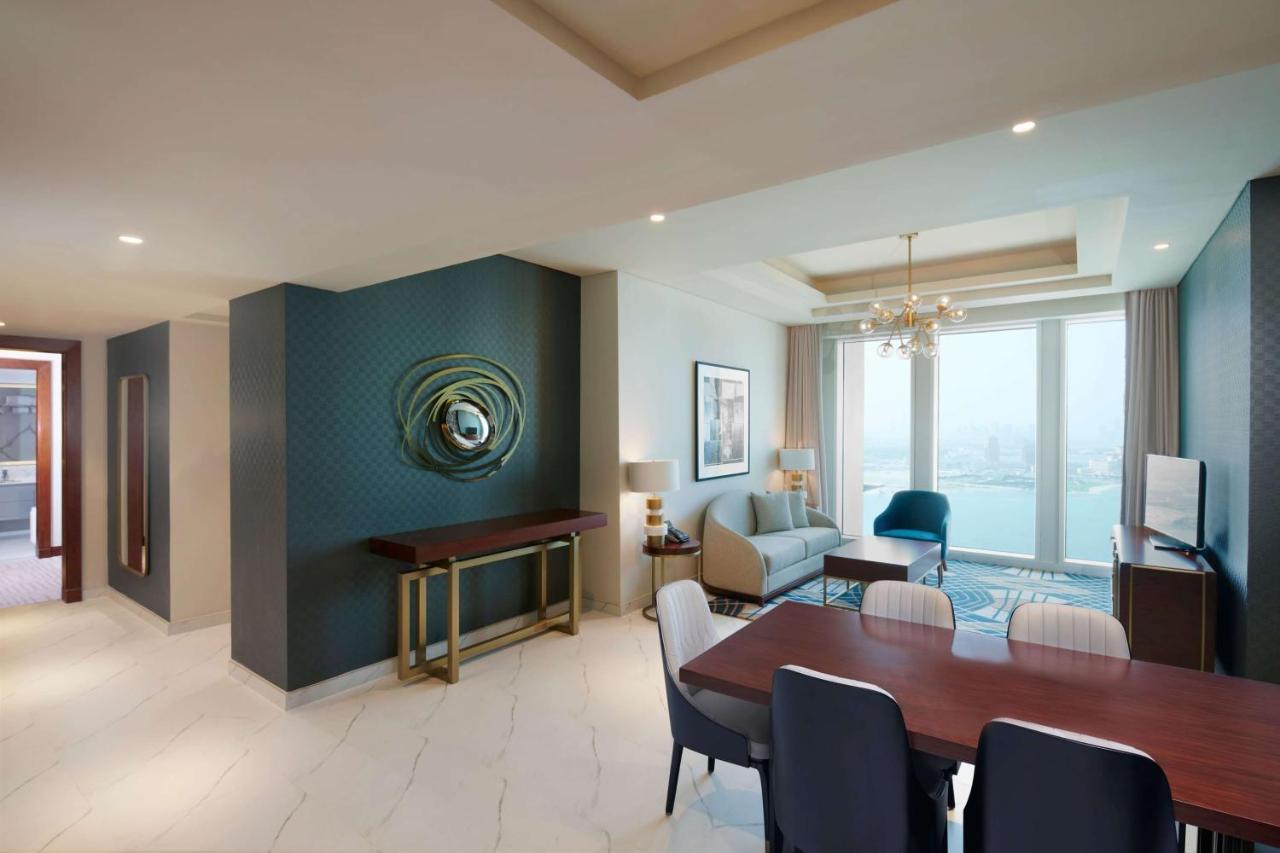 Wyndham Grand Doha West Bay Beach Luaran gambar A suite at the hotel