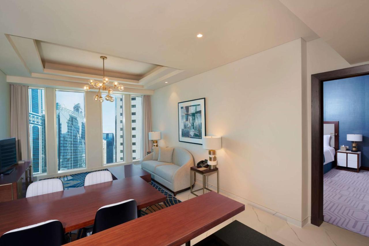 Wyndham Grand Doha West Bay Beach Luaran gambar A suite at the hotel