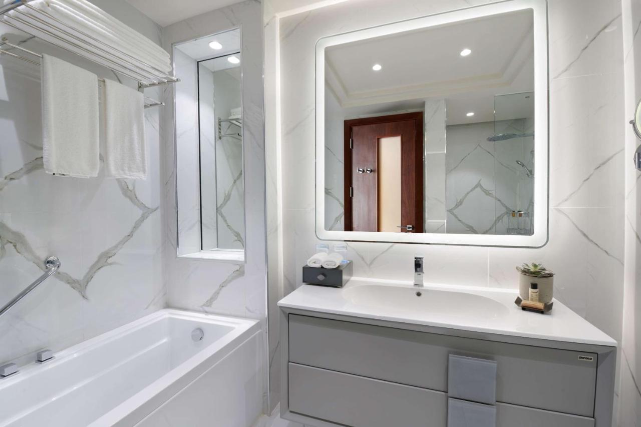 Wyndham Grand Doha West Bay Beach Luaran gambar Bathroom