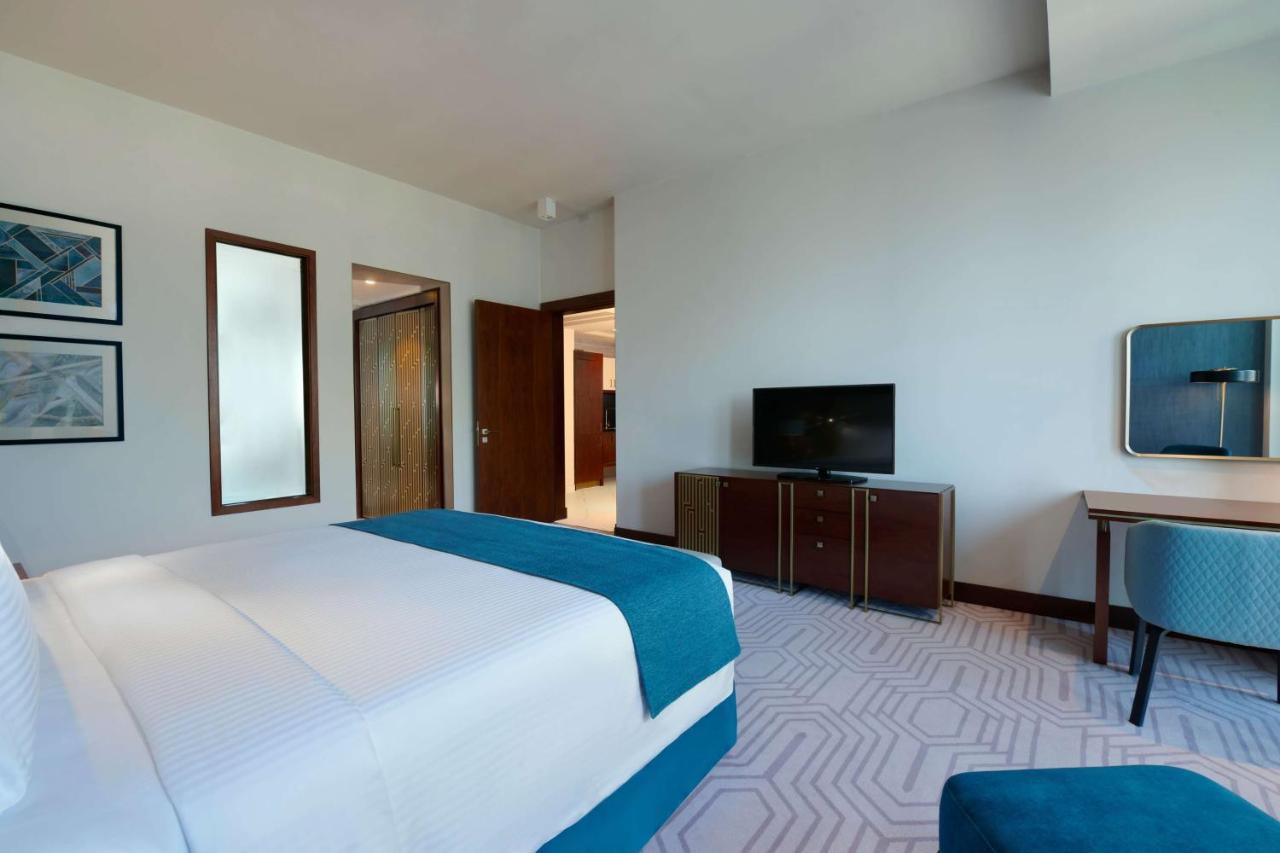 Wyndham Grand Doha West Bay Beach Luaran gambar A bedroom at the hotel