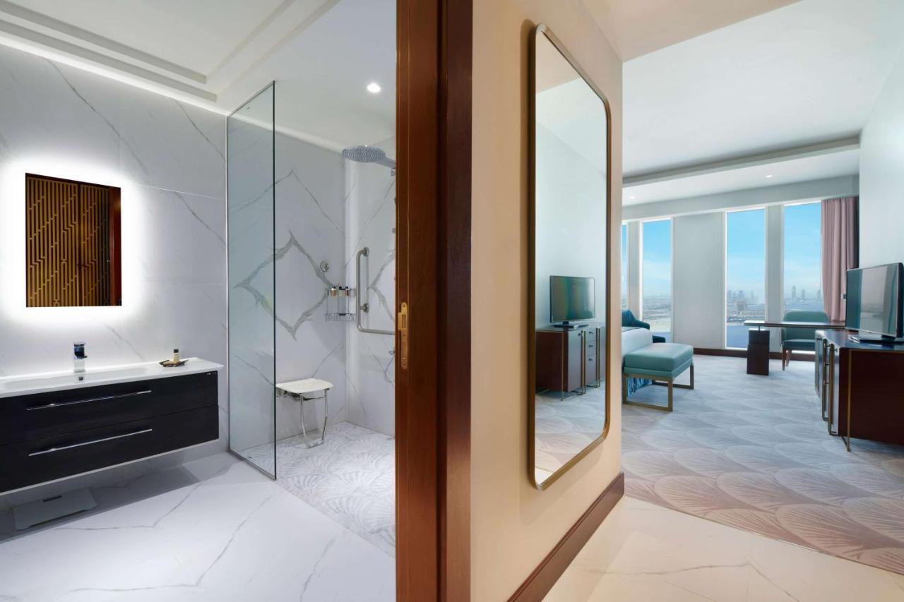 Wyndham Grand Doha West Bay Beach Luaran gambar A guest room at the hotel