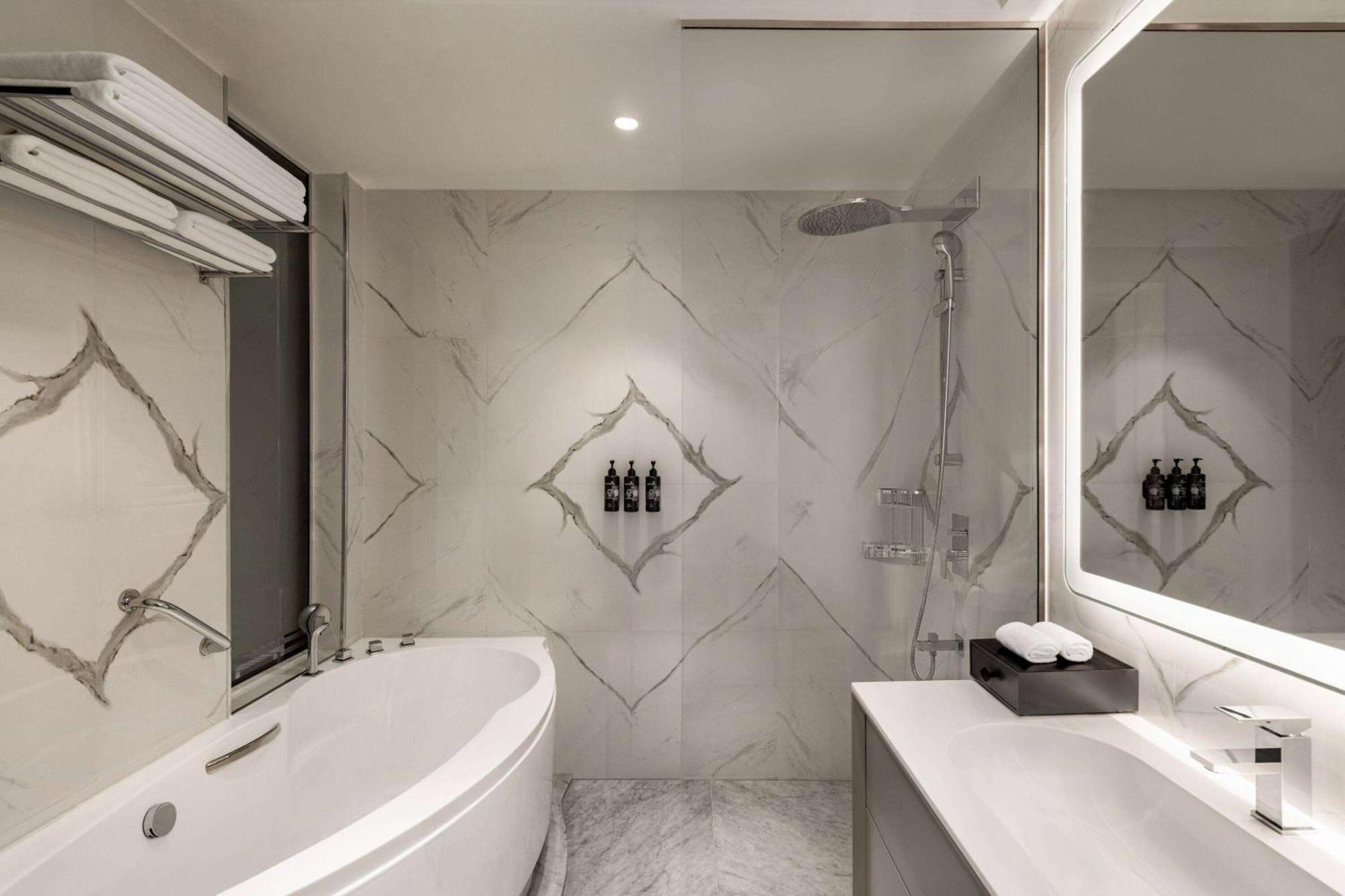 Wyndham Grand Doha West Bay Beach Luaran gambar Bathroom