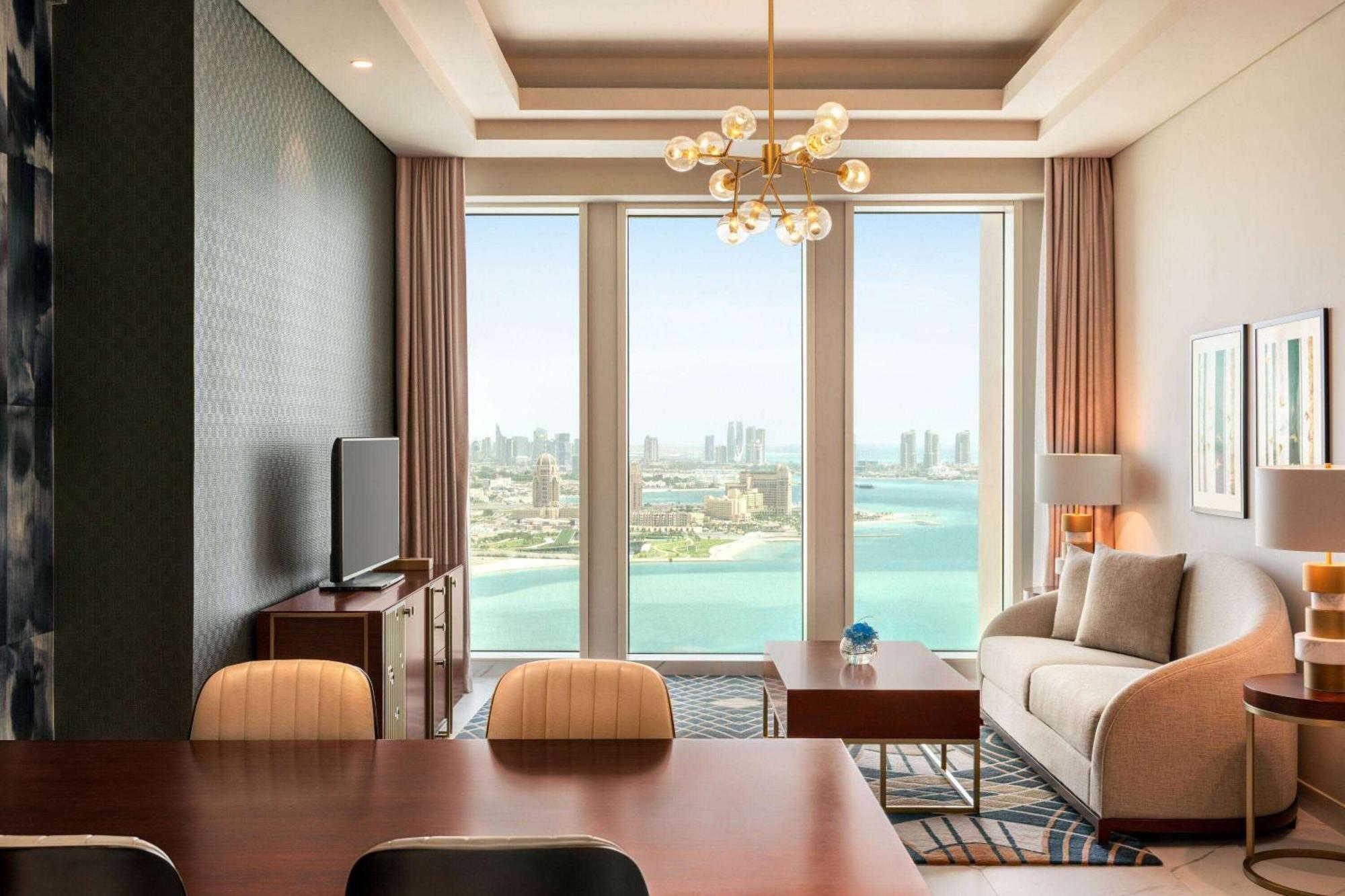 Wyndham Grand Doha West Bay Beach Luaran gambar A living room at the hotel