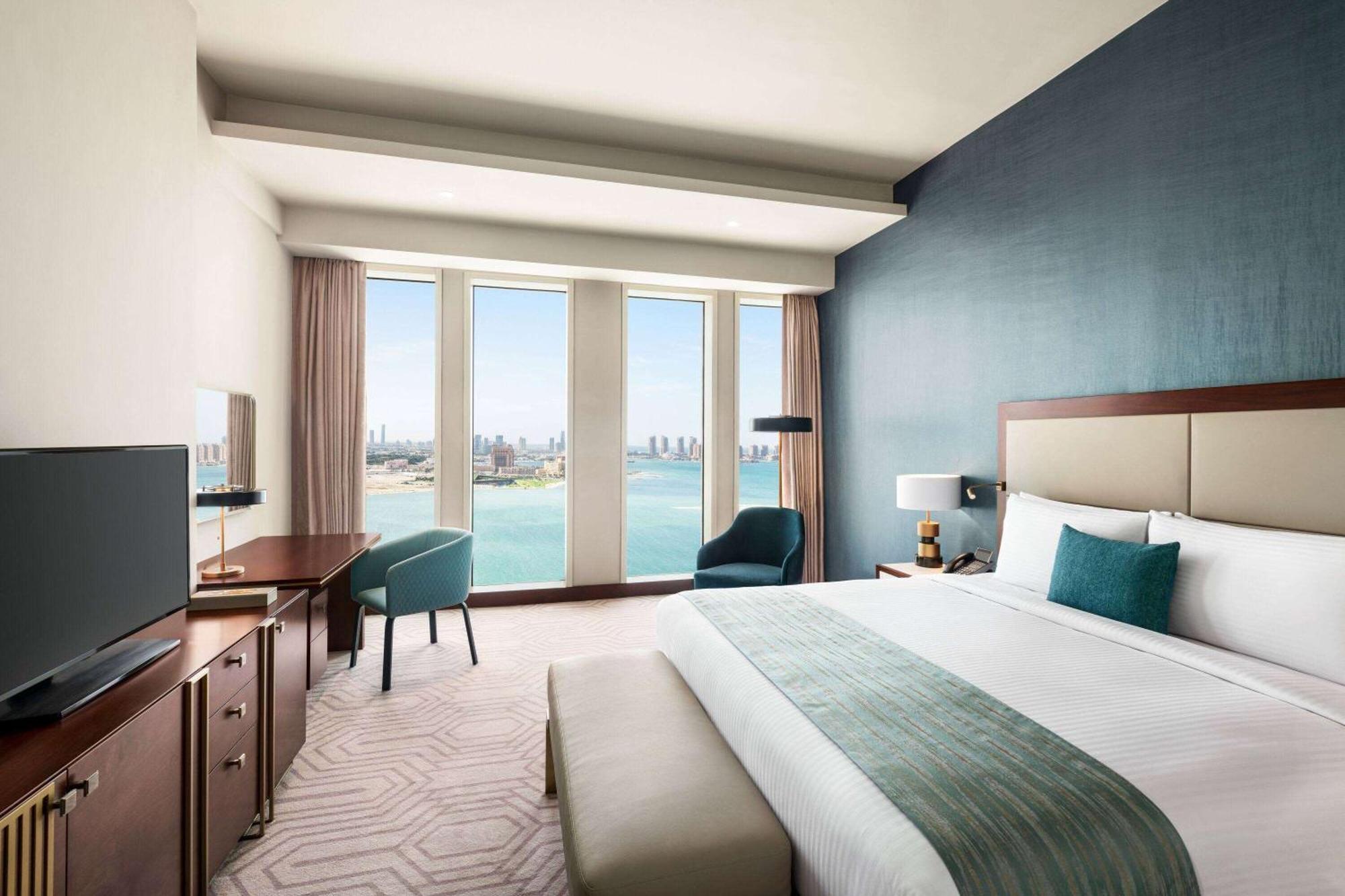 Wyndham Grand Doha West Bay Beach Luaran gambar A guest room at the hotel