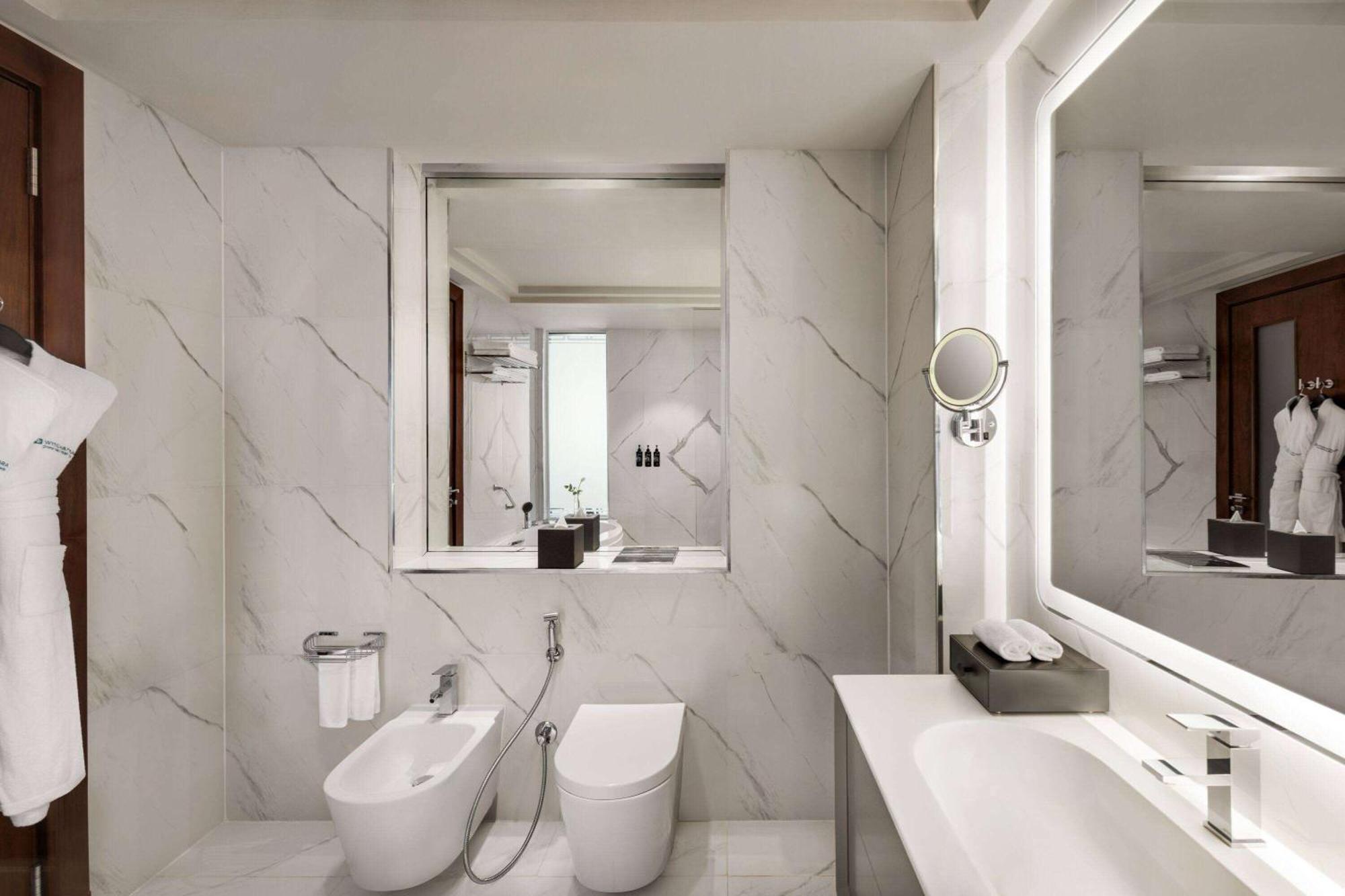Wyndham Grand Doha West Bay Beach Luaran gambar Bathroom