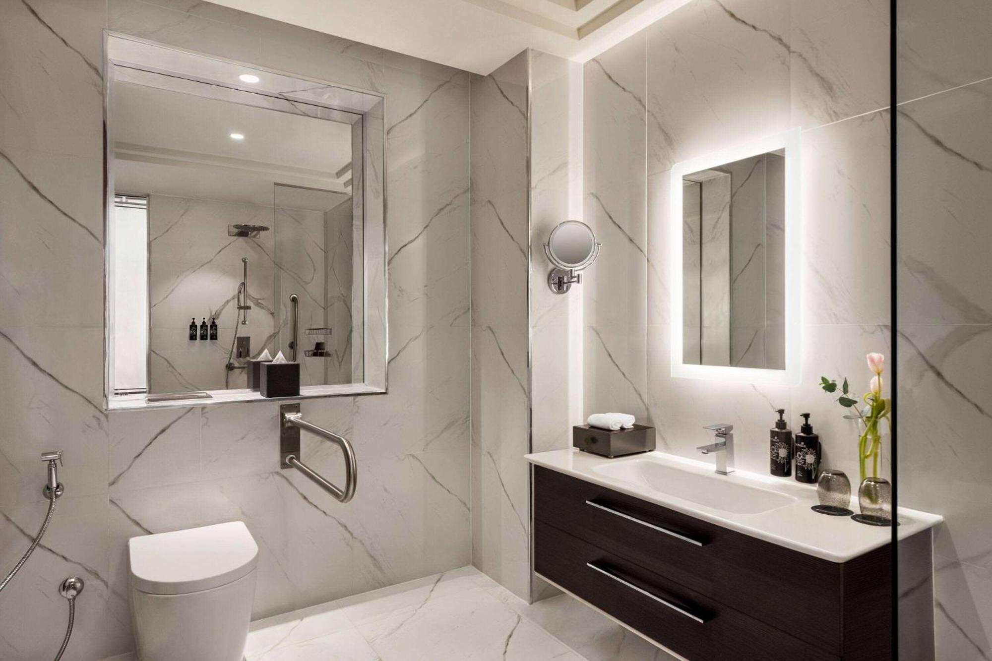 Wyndham Grand Doha West Bay Beach Luaran gambar Bathroom